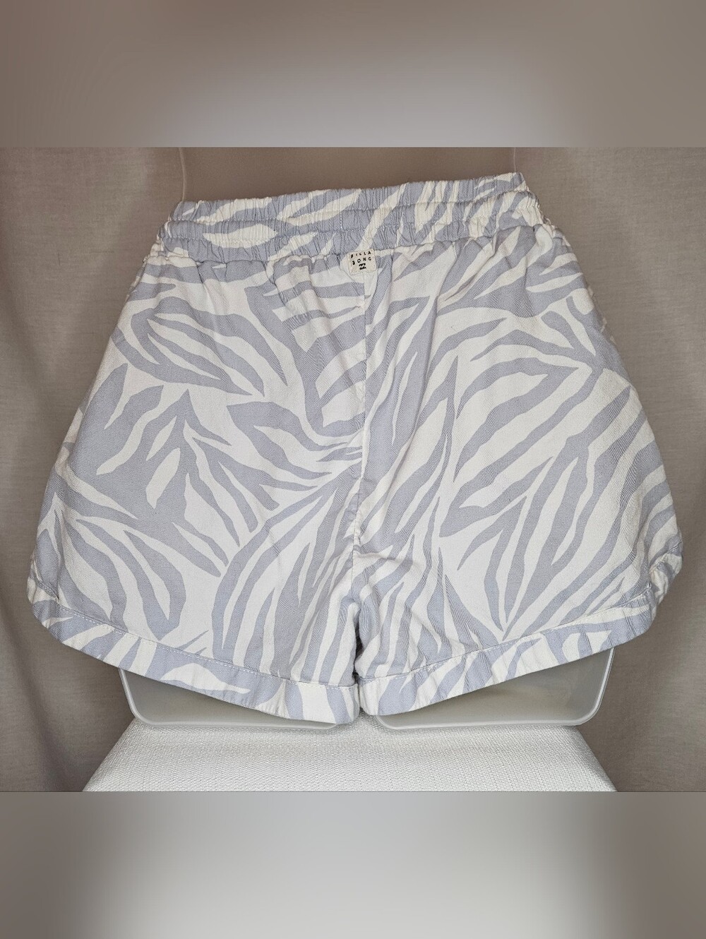 Billabong Zebra Print Pull On Beach Shorts Grey White Size Large EUC - Picture 3 of 11